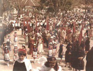 Volkstraditionen-Pau de Fitas-Congada-Folias do Divino Espirito Santo.Tagung zur Kirchenmusik der Kolonialzeit Brasiliens des Symposiums Kirchenmusik und Brasilianische Kultur in der Stadt S. Luís do Paraitinga 1981